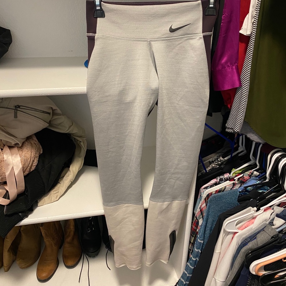 LIKE NEW  Nike leggings